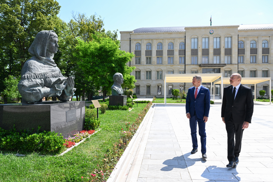 Президент Ильхам Алиев и Президент Питер Пеллегрини посмотрели в Шуше расстрелянные в период оккупации бюсты известных личностей Азербайджана (ФОТО/ВИДЕО)