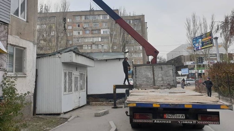 Construction Minister says order banning pavilions in residential yards has not been revoked