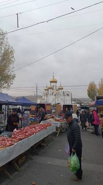 Мини-рынок в 12 микрорайоне снесут ради озеленения в столице, сообщил вице-мэр Рамиз Алиев