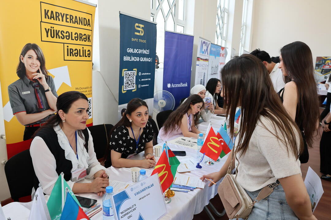 İşaxtaranlar üçün yeni imkanlar: İçərişəhərdə Əmək Yarmarkası keçirilib