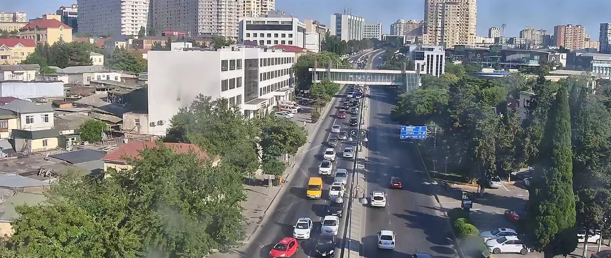 В Баку на ряде дорог затруднено движение транспорта