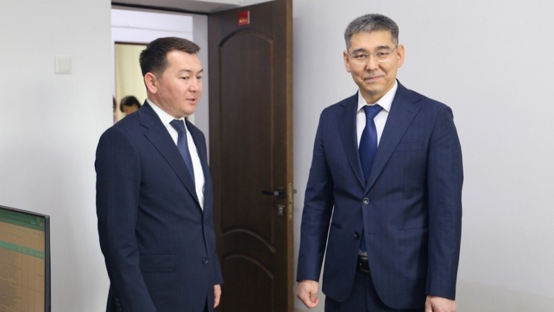 Health Minister inspects operations at Kyrgyz Pharmacy state enterprise