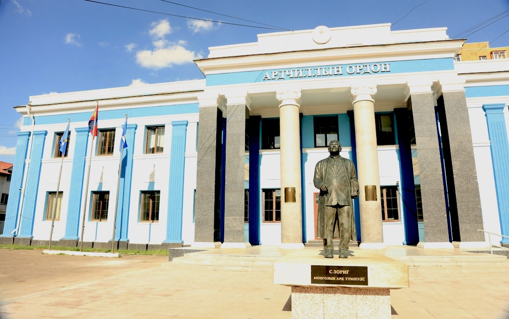 Памятник Зоригу временно перенесли