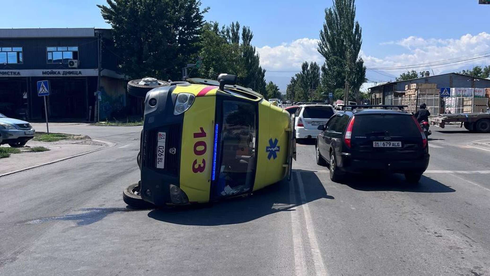 В Бишкеке "скорая" опрокинулась при ДТП. Что с водителем и врачом