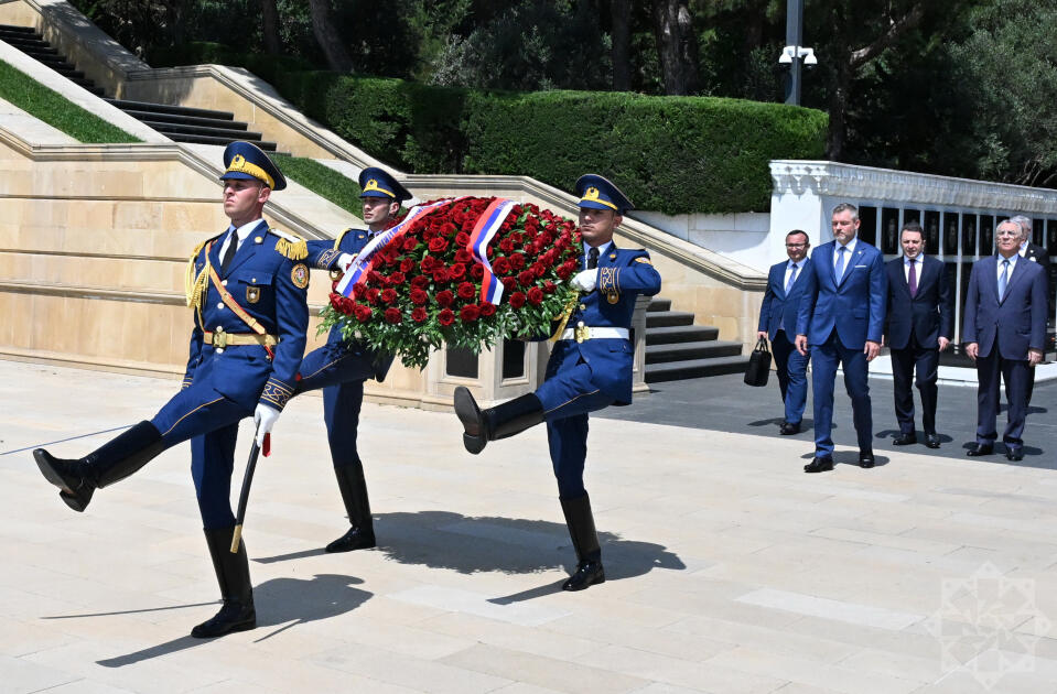 Президент Словакии почтил память шехидов в Баку
