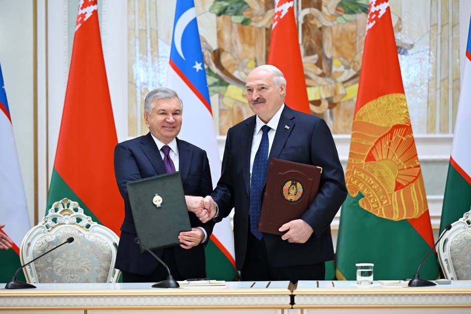 Президенты Узбекистана и Беларуси подписали Декларацию об установлении отношений стратегического партнерства В присутствии глав делегаций также состоялся обмен двусторонними документами.