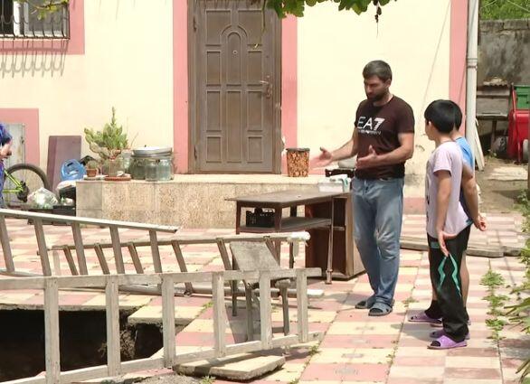 Bakıda evin bir hissəsi kollektora çökdü