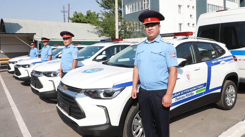 В Баткене отдалённым пунктам милиции передали 4 служебных автомобиля