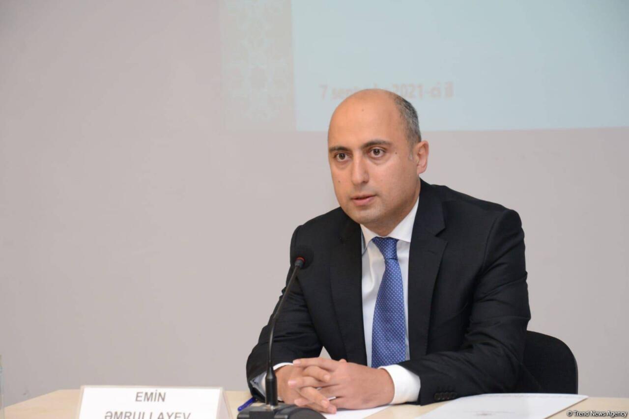 Emin Əmrullayev məzunları təbrik etdi