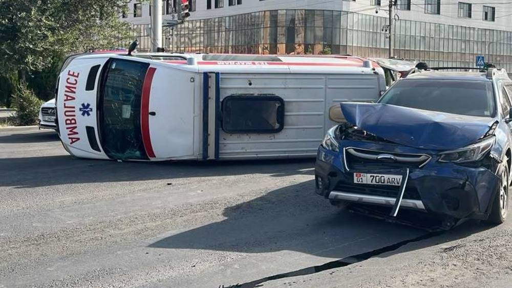 В Бишкеке автомобиль снес карету скорой помощи с пациентом