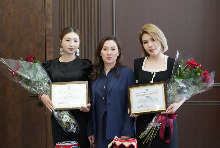Deputy Speaker meets with ethnic Kyrgyz women traveled from China on horseback