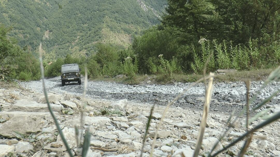 Girişi pullu edilən İlisu şəlaləsinə qalxan yol bərbad vəziyyətdədir