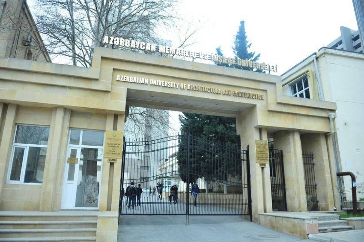 Во дворе здания университета в Баку загорелись отходы древесных материалов - ОБНОВЛЕНО-1