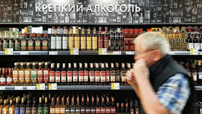 Депутат предлагает запретить продажу алкоголя и энергетиков на АЗС