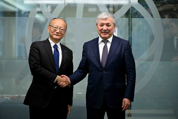 Adylbek Kasymaliev briefs ADB President on Kyrgyzstan's achievements