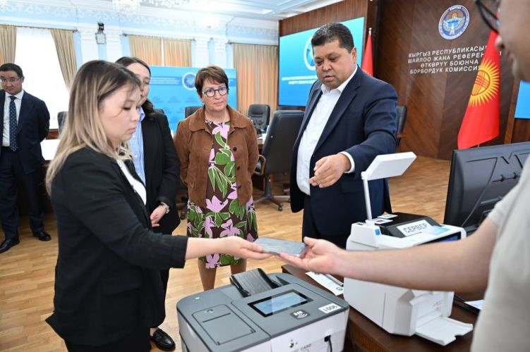 CEC of Kyrgyzstan demonstrates remote voting equipment to PACE rapporteur
