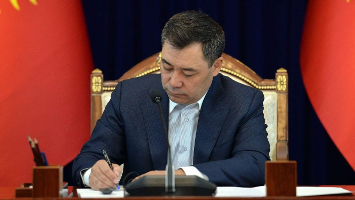 Жапаров подписал закон, которым для некоторых граждан предусмотрена упрощенная регистрация
