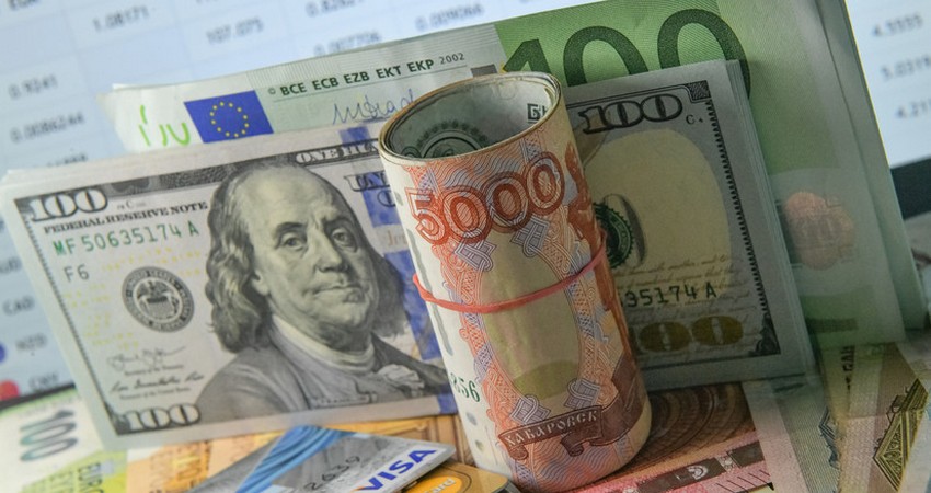 Рубль начал дешеветь, евро возобновил рост: курс валют на 22 мая