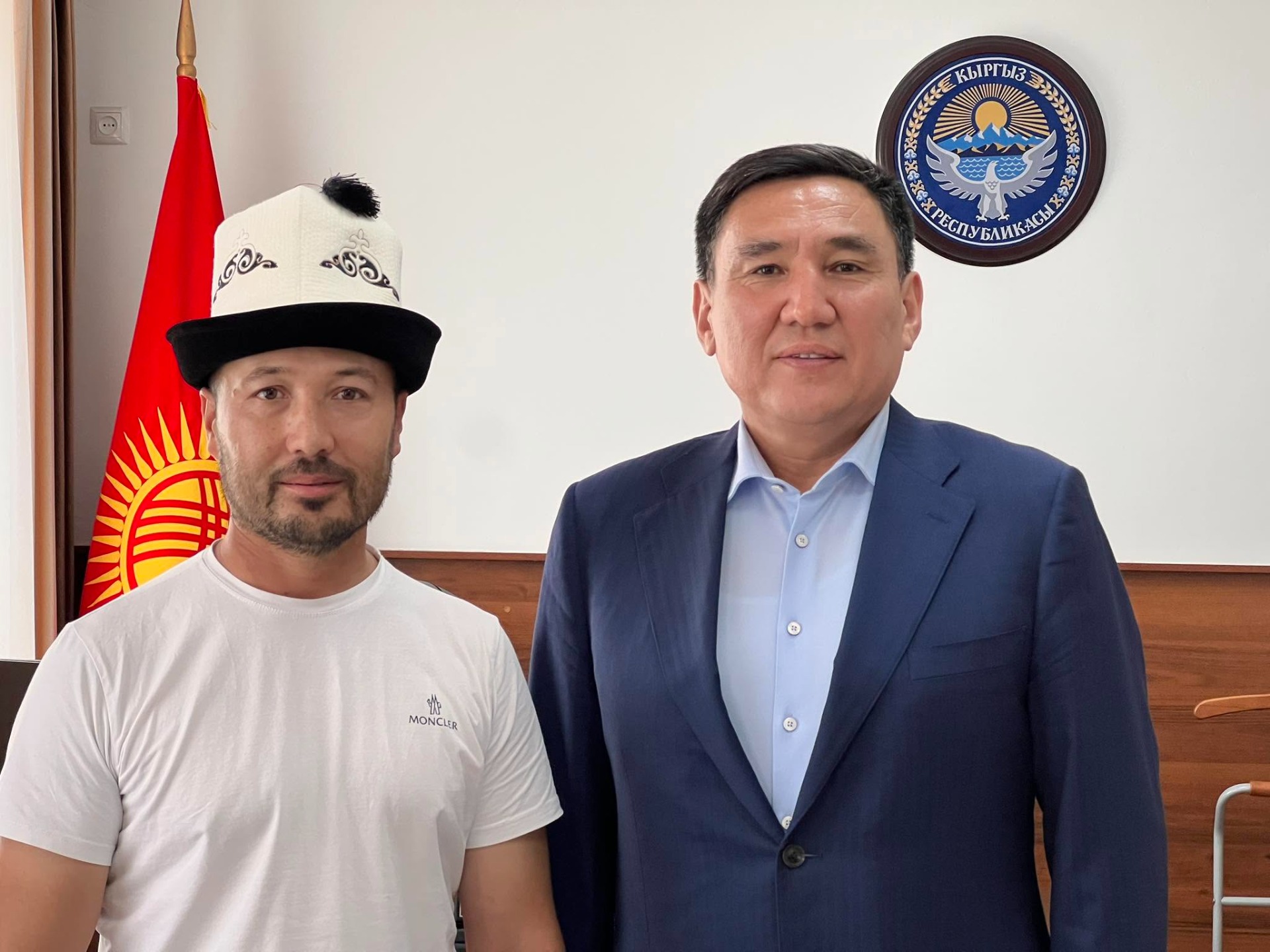 Потомок Алымбека датки получил гражданство Кыргызстана
