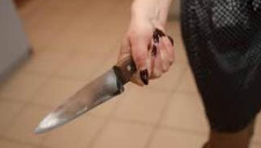 18 yaşlı qız tanışını bıçaqlayıb
