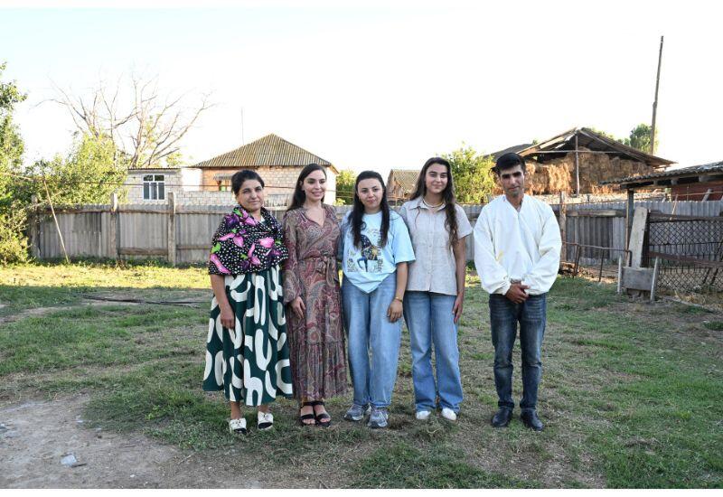 Heydər Əliyev Fondunun vitse-prezidenti Leyla Əliyeva Yevlaxda “Gənc arıçı” layihəsinin iştirakçısı ilə görüşüb