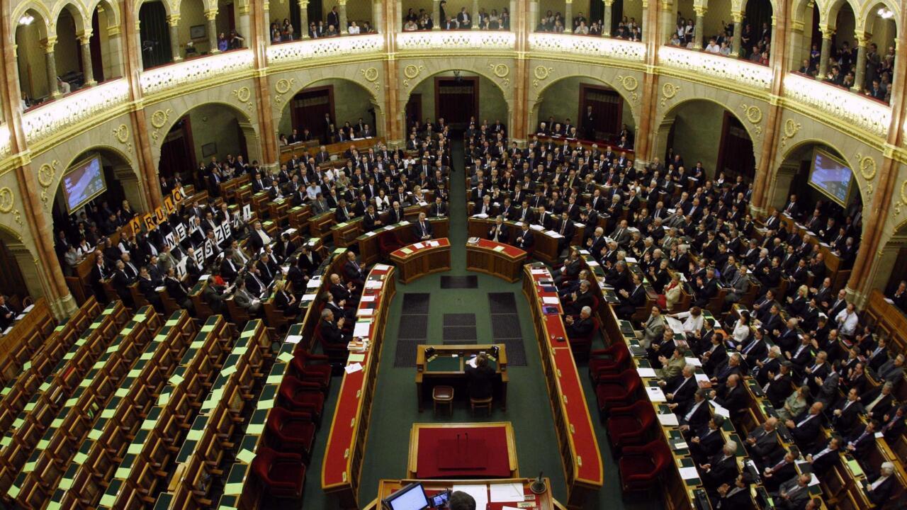 Стало известно, как распределились места в парламенте между партиями Мадьяра и Орбана
