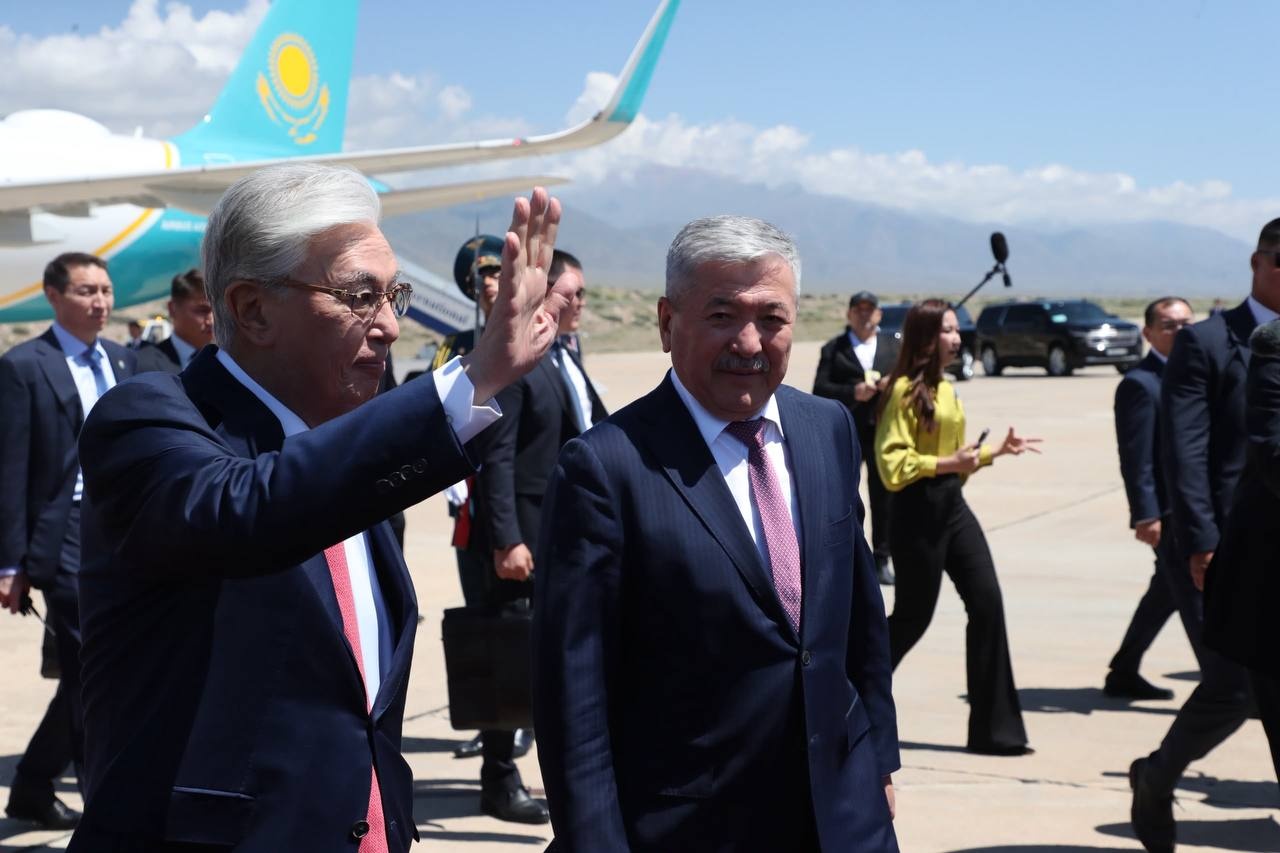 Президент Казахстана Касым-Жомарт Токаев прибыл в Кыргызстан