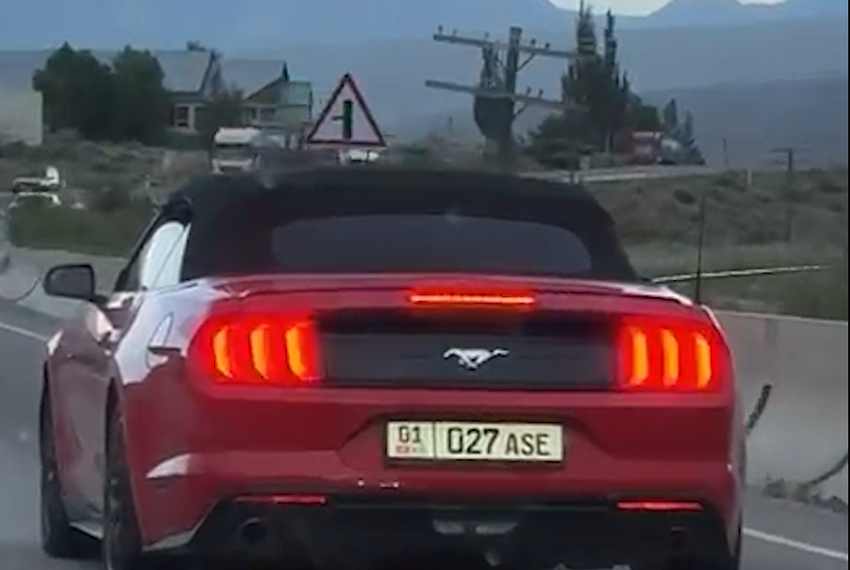 В Боомском ущелье водителя Ford Mustang оштрафовали за незаконную тонировку