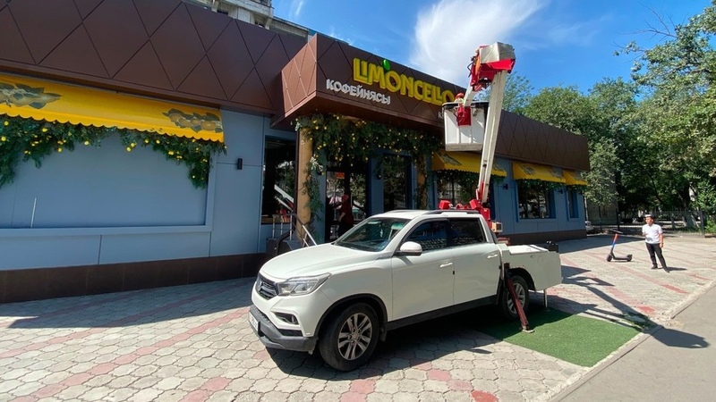 Bishkek authorities dismantle 36 illegal advertising structures along Chui Avenue