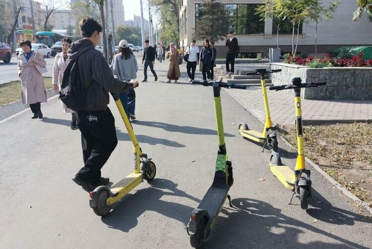 В Бишкеке пригрозили запретом самокатов из-за хаоса на улицах города