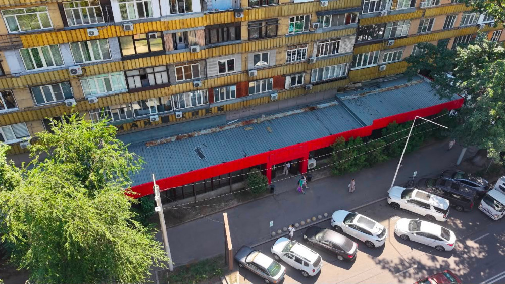 Пристройку к супермаркету снесли в центре Алматы