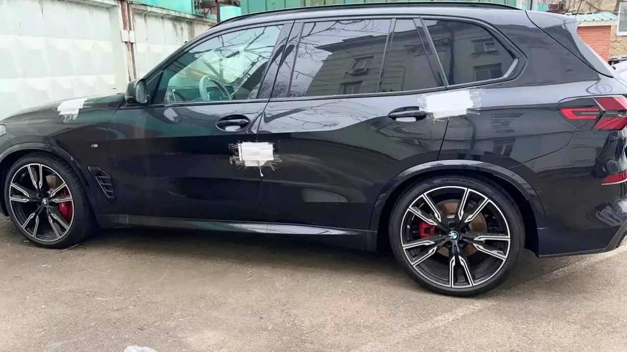 Направлявшийся из Турции в Кыргызстан внедорожник BMW нашли в автосалоне Краснодара