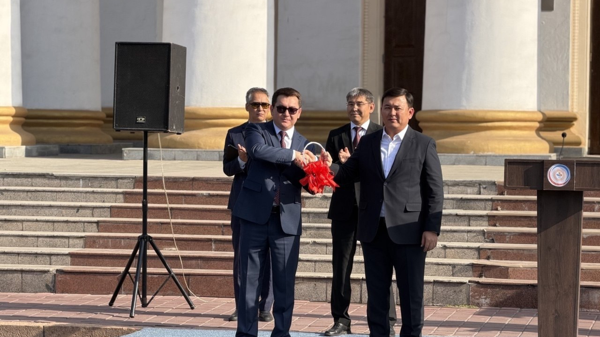 Замглавы кабмина вручил ключи от спецавтомобилей ГП «Кыргызфармация»