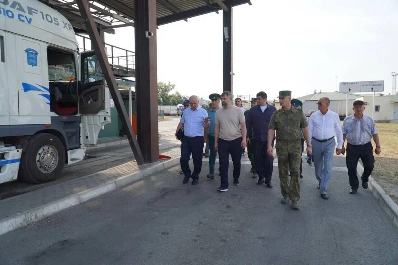 Dağıstan rəhbəri Azərbaycanla sərhəddə avtomobil buraxılış məntəqəsinə baş çəkib