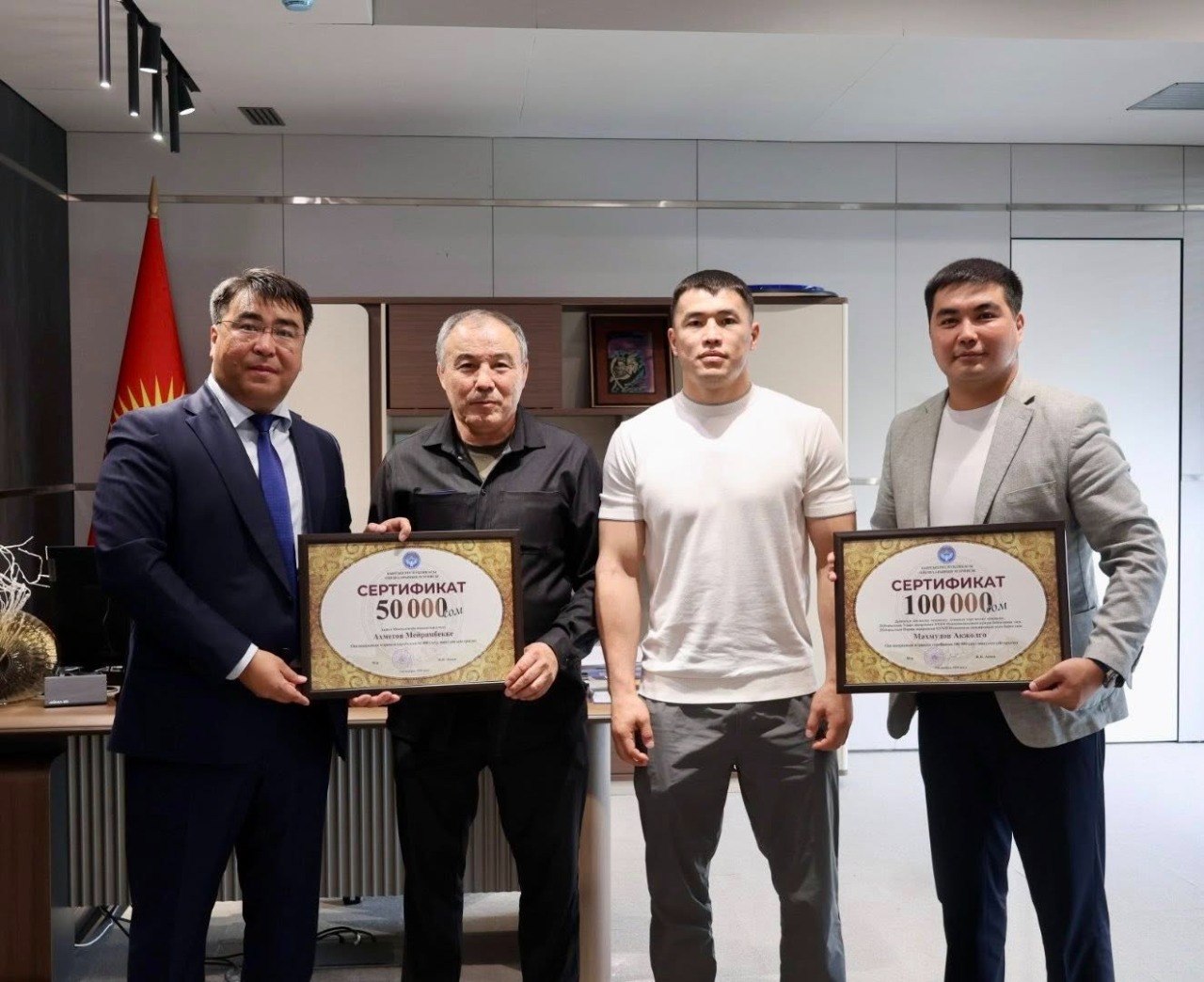Osh Mayor presents Akzhol Makhmudov with 100,000 soms