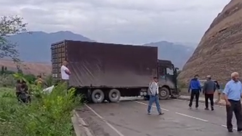В Боомском ущелье грузовик перекрыл трассу после ДТП (видео)