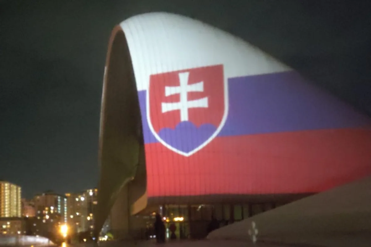Центр Гейдара Алиева окрасился в цвета флага Словакии