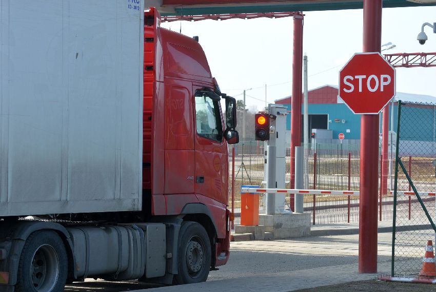 В Кыргызстане пресекли ввоз косметики и товаров на 2,2 миллиона сомов