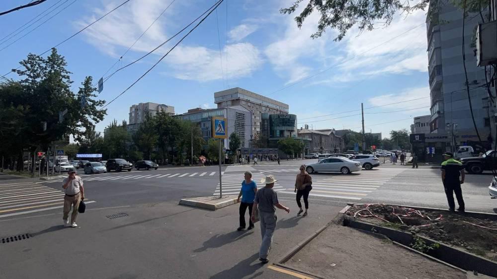 "Как в Японии". Диагональный пешеходный переход появился на Моссовете в Бишкеке (видео)