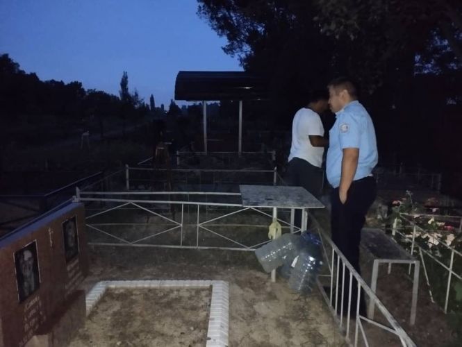 Vandalism at cemetery: One of suspected minors detained