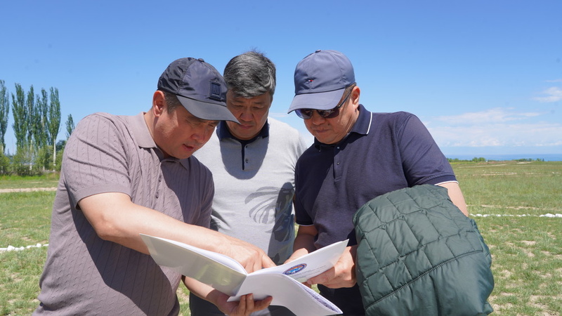 Transport Minister and President's Special Representative inspect construction progress on Karakol-Enilchek road