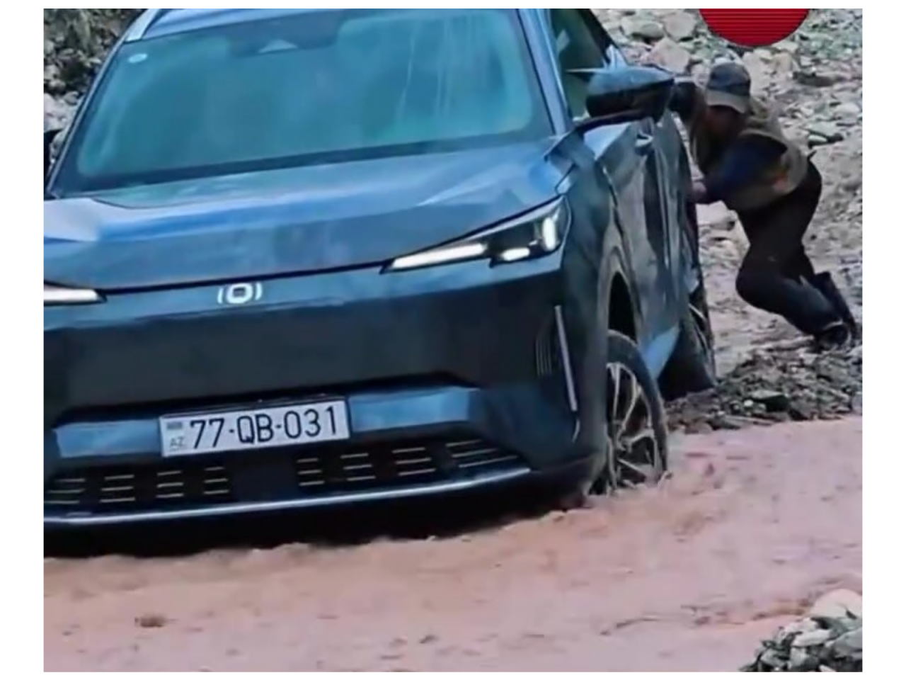 Çayda ilişib qalan Çin avtomobilinin dadına "niva" çatdı