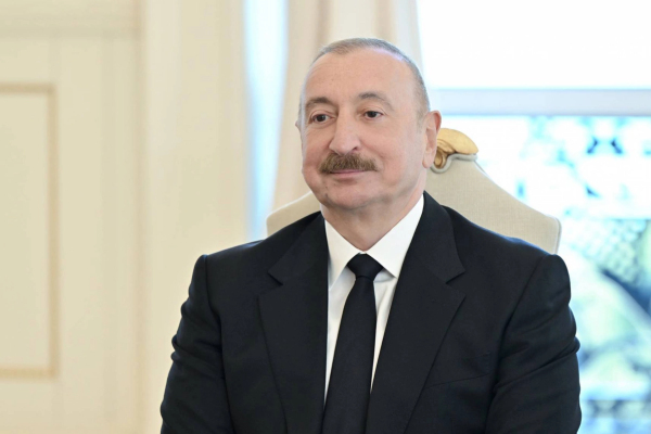 Ильхам Алиев поздравляет...