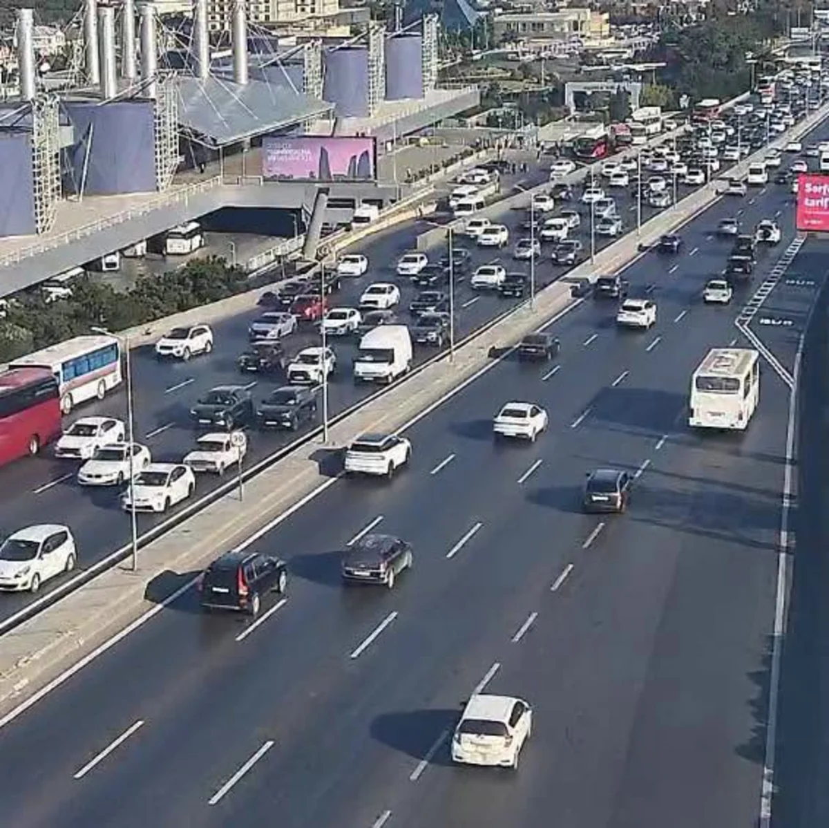 В Баку в трех направлениях наблюдается плотный транспортный поток