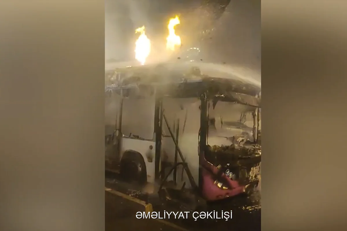 В Баку загорелся автобус