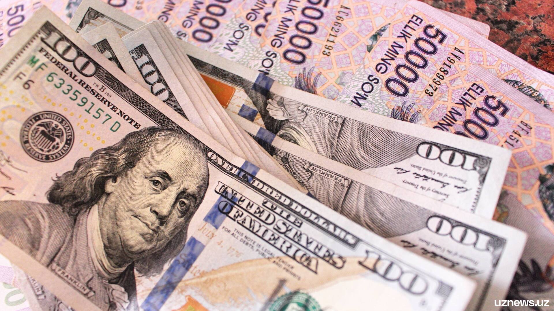 Официальный курс доллара опустился ниже 11 800 сумов впервые за три года