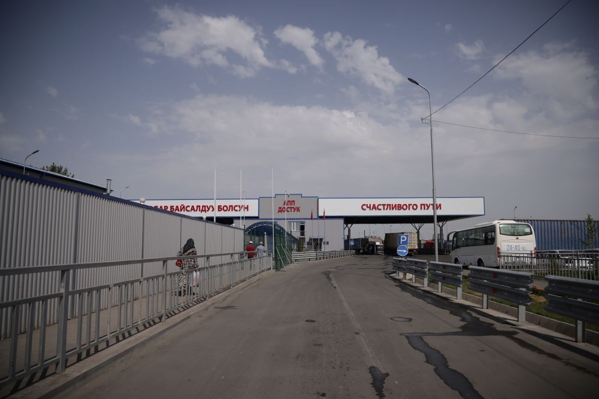 На пункте пропуска «Достук» не допустили ввоз в Кыргызстан 650 кг колбасы из Узбекистана