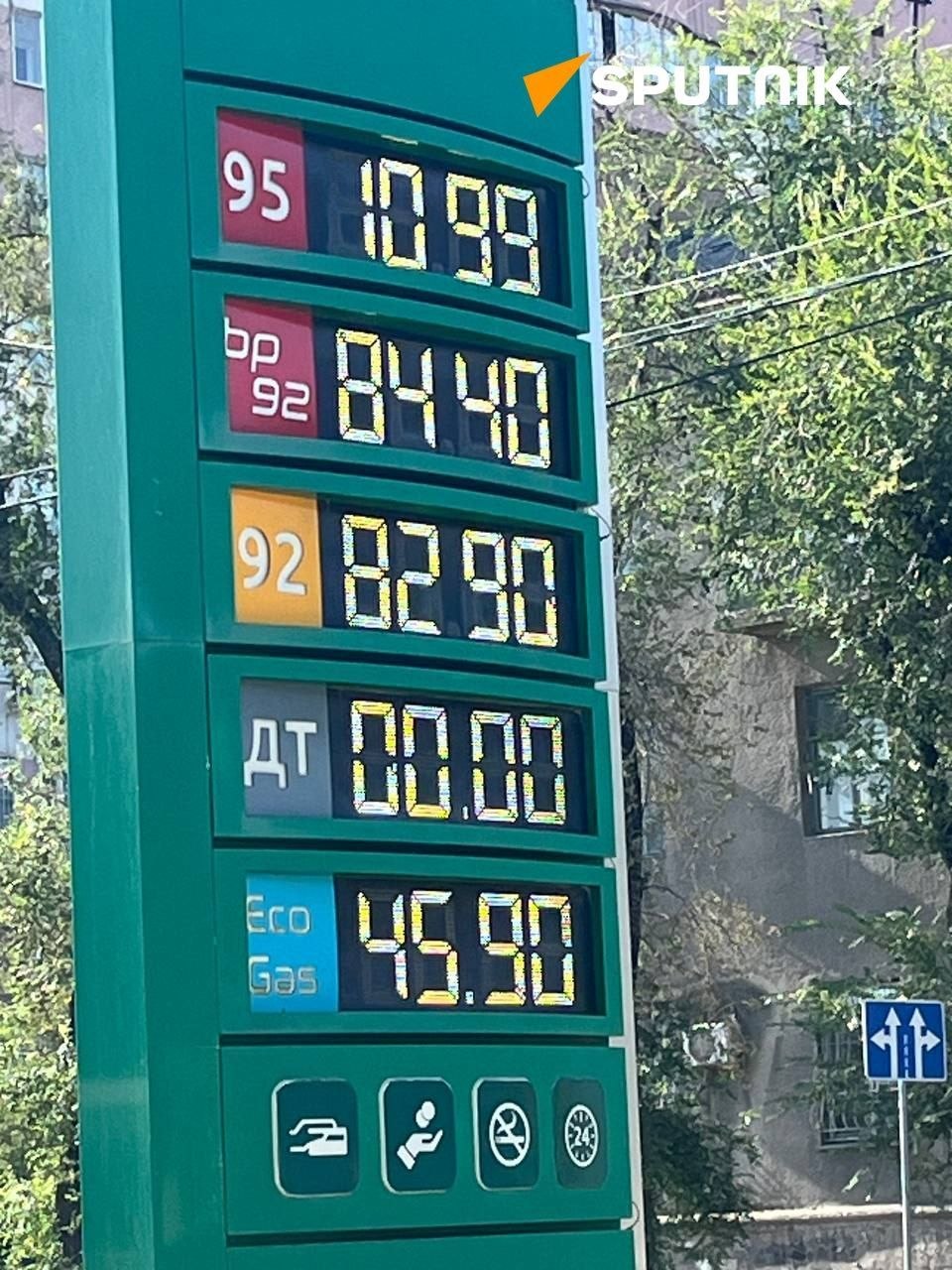 В Кыргызстане резко подорожал бензин АИ-95, теперь литр стоит 109,9 сома