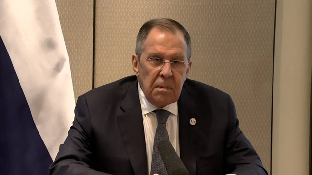 Лавров пошутил про пистолет после того, как журналист дважды прервал его звонком (видео)