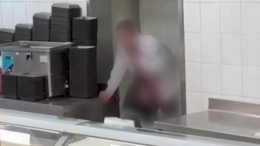 Казахстанку тяжело ранили ножом на Северном Кипре: МИД выясняет детали